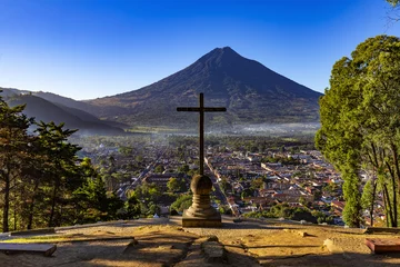 Foto op Canvas Guatemala. Antigua. Cerro de la Cruz - uitkijkpunt over de stad, er is de Agua-vulkaan tegenover het kruis (gewijd aan de beschermheilige van de stad, St. James) © WitR