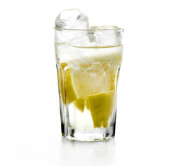 Vaso con hielos y trozos de limóon