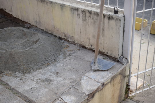 Prepara&ccedil;&atilde;o artesanal de cimento com enxada