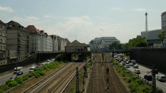 Stadtautobahn A100 mit stockendem Verkehr / S - Bahn Durchfahrt