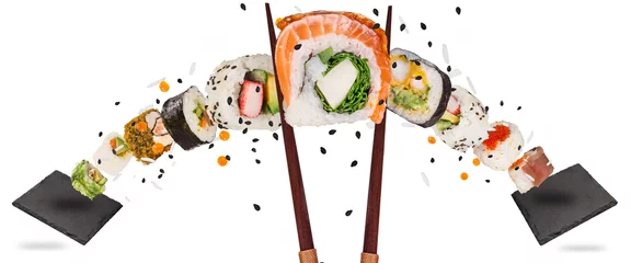 Gordijnen Stukken heerlijke Japanse sushi bevroren in de lucht. © Lukas Gojda
