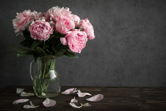 Fototapeta Martwa natura z pięknym bukietem kwiatów różowej piwonii. tło wakacje lub wesele