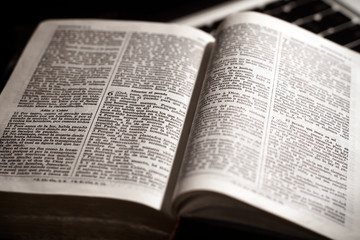 Obraz premium An opened Reina-Valera spanish version bible in the new testament.