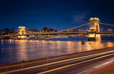 Fototapeta premium Famous Chain Bridge in sunset