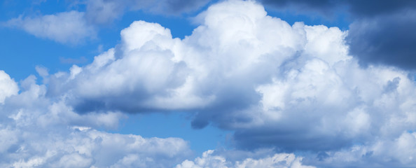 Blauer Himmel mit Wolken