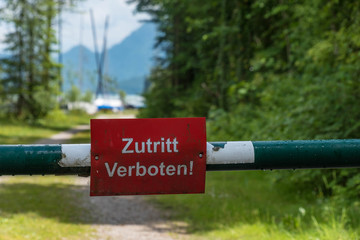 Schranke mit Schild Zutritt Verboten