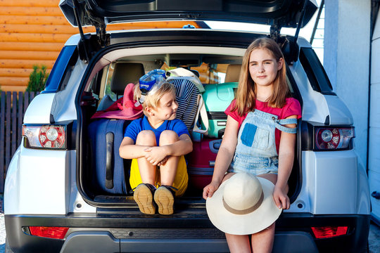 family vacation suitcases Labrador dog girl boy kid baggage blue pink orange house sun summer luggage car ready holidays green trank boot