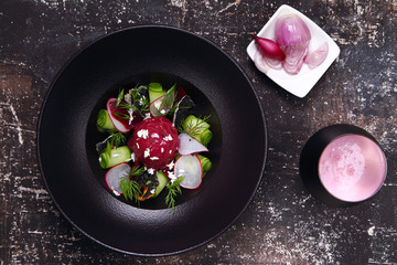 холодный литовский борщ со свежими овощами