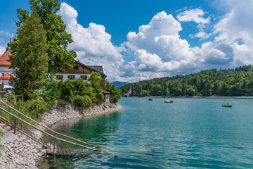 Naklejka premium Walchensee Ufer mit Booten am Wasser