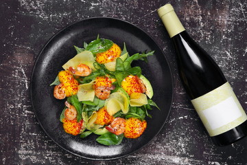 летний салат с манго ,креветками и белым вином