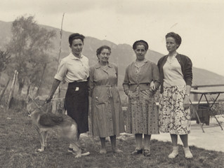 FOTO ANTICA CON GRUPPO DI DONNE IN POSA CON UN CANE