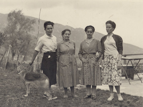 FOTO ANTICA CON GRUPPO DI DONNE IN POSA CON UN CANE