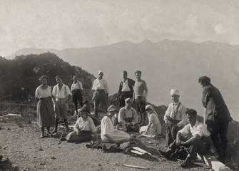 FOTO ANTICA CON GRUPPO DI GIOVANI IN MONTAGNA