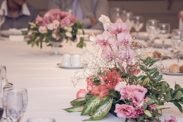 arreglo floral sobre mesa con mantel blanco 2
