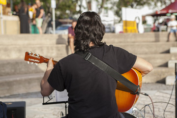 Musicista con la chitarra acustica