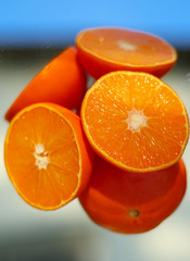 Soczyste mandarynki  z odbiciem lustrzanym