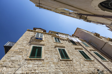 Fototapeta na wymiar Green windows in an alley in Dubrovnik, Croatia.