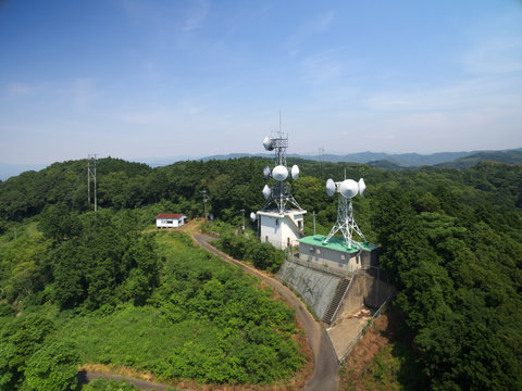 山頂に立つアンテナ鉄塔