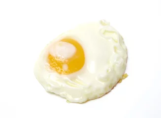  Enkel gebakken ei op een witte achtergrond © pamela_d_mcadams