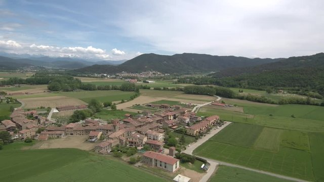 Hostalets d´en Bas desde el Aire. Pueblo de Girona en la Garrotxa  (Cataluña, España) Video aereo con Drone