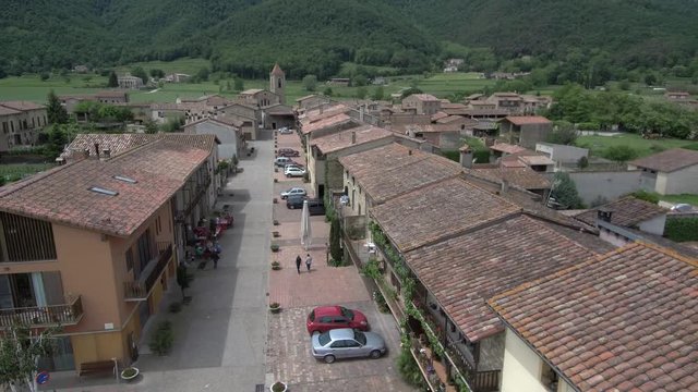 Hostalets d´en Bas desde el Aire. Pueblo de Girona en la Garrotxa  (Cataluña, España) Video aereo con Drone