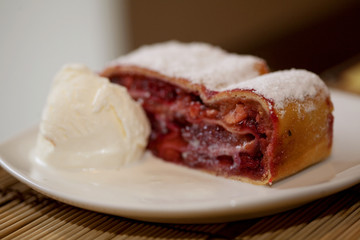 Apple pie with ice cream 