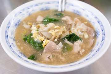 Fried noodle with pork and broccoli