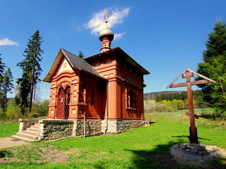 Mała kapliczka w wiejskiej, uzdrowiskowej miejscowości na Dolnym Śląsku - Cerkiew św. Michała Archanioła w Sokołowsku © Konrad_elx