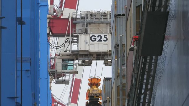 Gentry crane cab move backwards 