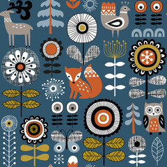 Handgezeichnetes nahtloses Vektormuster auf dunkelblauem Hintergrund. Zeichnung im skandinavischen Stil mit Blumen, Waldtieren und traditionellen Motiven. Perfekt für Stoff, Tapete oder Geschenkpapier.