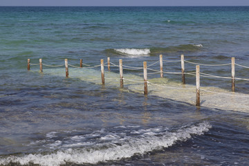 Ponte di legno nell'acqua