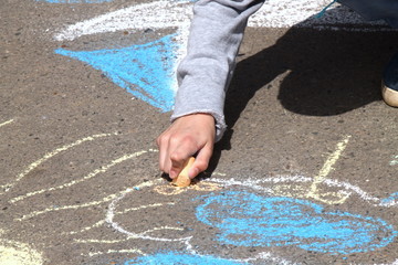 дети рисуют мелом на асфальте лето 2018