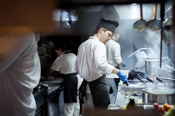 Rolgordijnen Chef aan het werk in de keuken © zorandim75