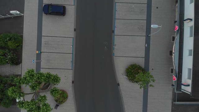 Flug &uuml;ber Krischerstra&szlig;e, Monheim am Rhein, Top Down Perspektive, UHD 4K