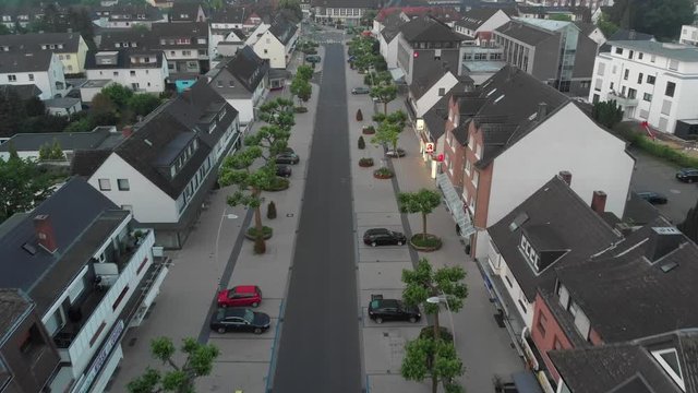 Flug &uuml;ber Krischerstra&szlig;e, Monheim am Rhein, in Vogelperspektive, UHD 4K