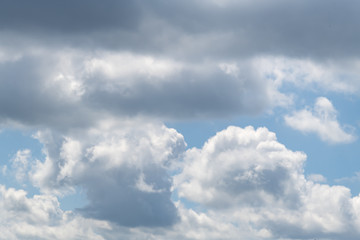 Fototapeta na wymiar Blauer Himmel mit dunkeln Wolken als Hintergrund