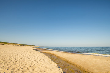 Obraz premium lonesome beach of the Baltic Sea with blue sky
