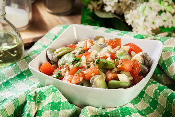Broad bean salad with tomatoes, onion and olive