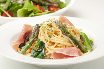 アスパラとほうれん草のチーズクリームパスタ
