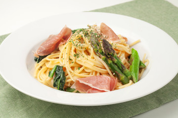 アスパラとほうれん草のチーズクリームパスタ
