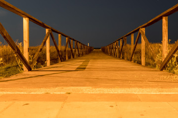 Nachtaufnahme von einem Steg am Strand von Conil de la Frontera