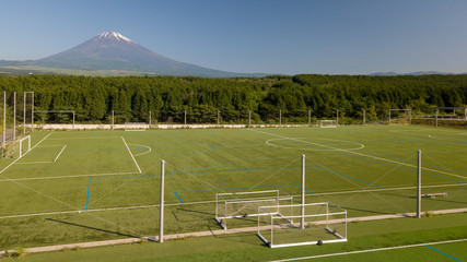 Obraz premium [空撮写真]富士山の見えるサッカー場