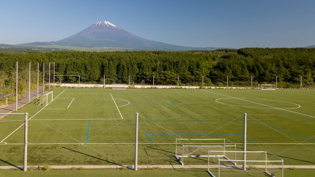 [空撮写真]富士山の見えるサッカー場