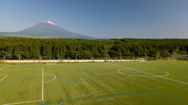 [空撮写真]富士山の見えるサッカー場