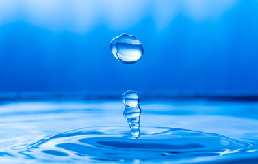 Fototapeta na wymiar water drop splash