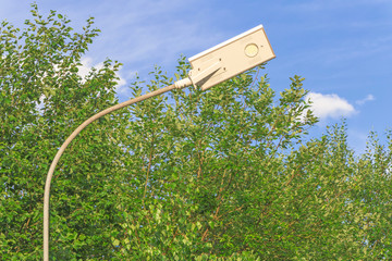 Moderne Straßenlaterne bei Tageslicht