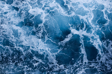 Schöne blaue Wellen auf dem Meer.
