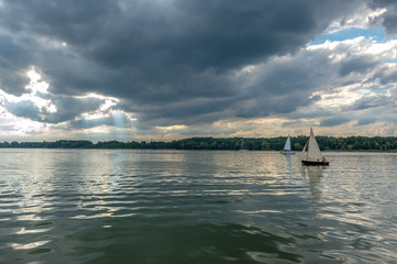 widok na jachty na jeziorze tuż przed burzą
