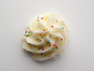 Pastelito de Buttercream con confites de caramelo de colores