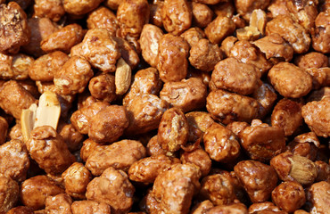 toasted peanuts coated with sweet caramel for sale in the store